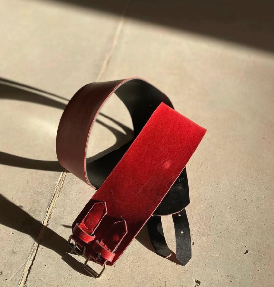 Cinturón rojo doble hebilla